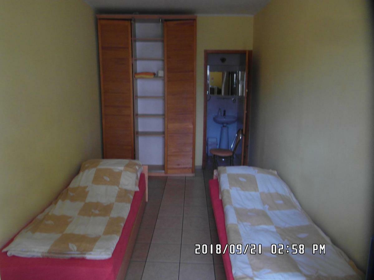 Iwona Hostel - Budget Rooms With Private Bathrooms 索波特 外观 照片