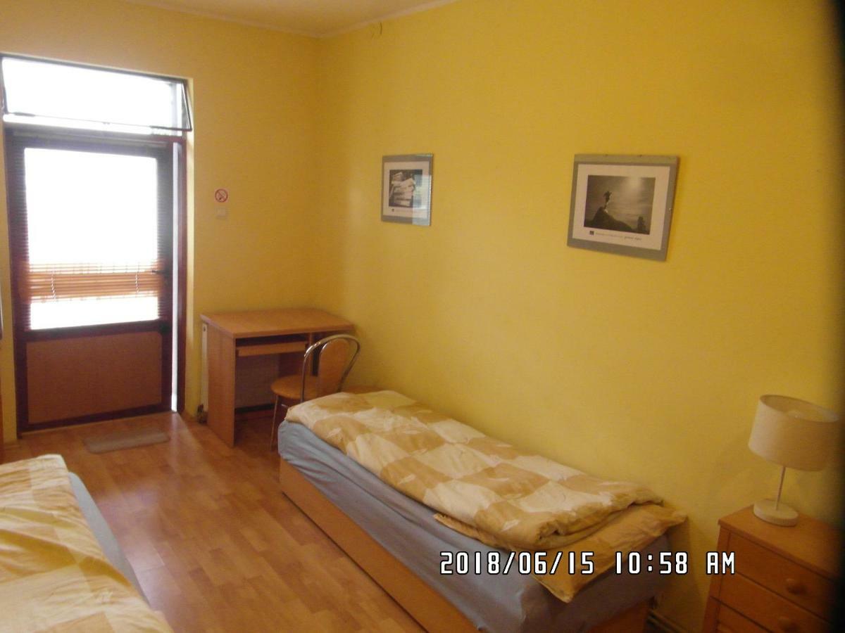 Iwona Hostel - Budget Rooms With Private Bathrooms 索波特 外观 照片
